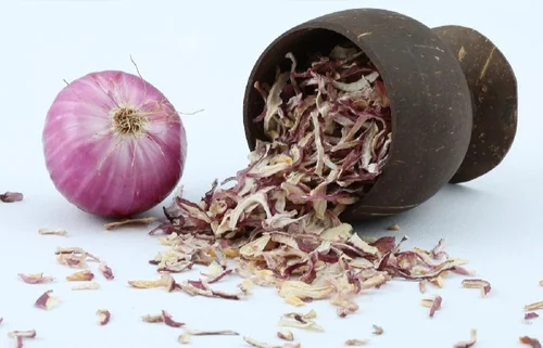 Dehydrated onion flakes